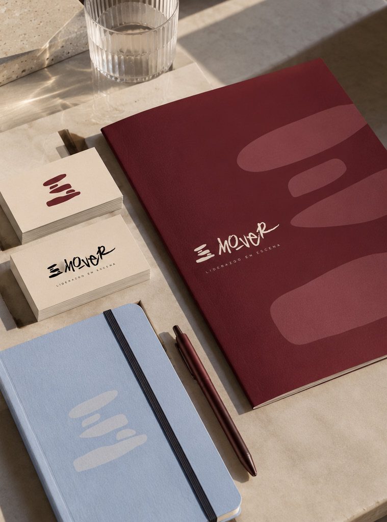 Cuadernos, tarjetas y carpeta con la marca MO-VER