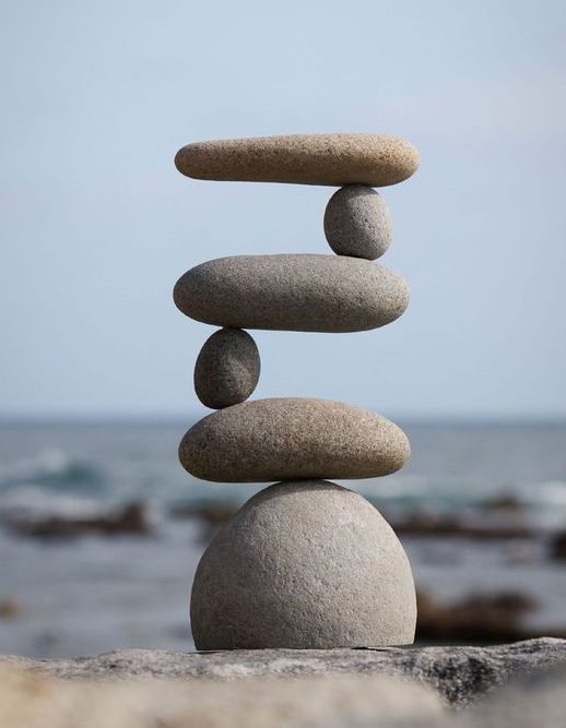 Piedras en equilibrio frente al mar